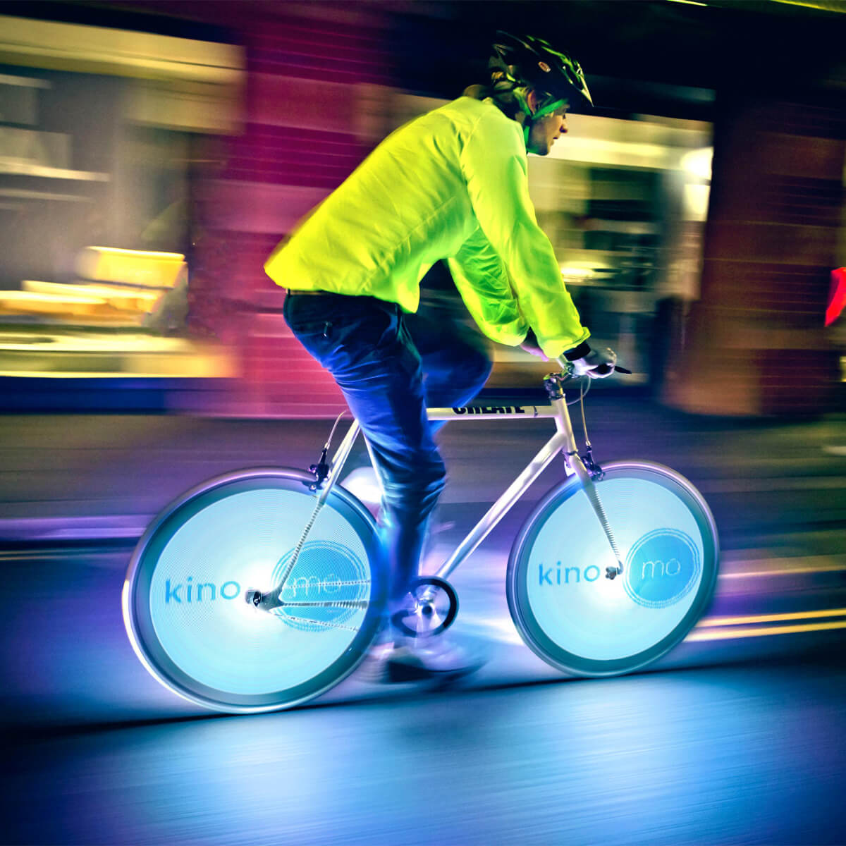 Empresa 'deslumbra' con publicidad luminosa en llantas de bicis