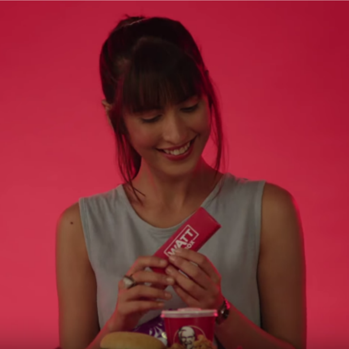 Idea millonaria: Carga la batería de tu celular mientras comes pollo