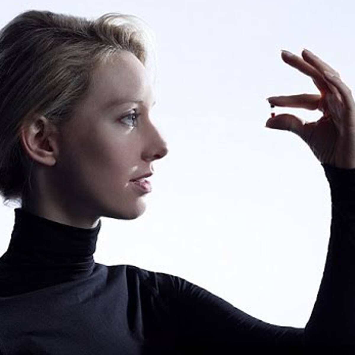 EU prohíbe a CEO de Theranos operar laboratorios médicos