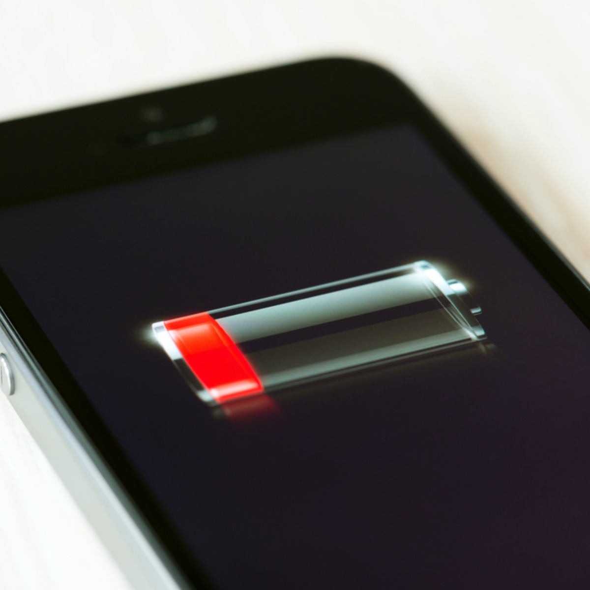 Deja de cargar la batería de tu celular toda la noche