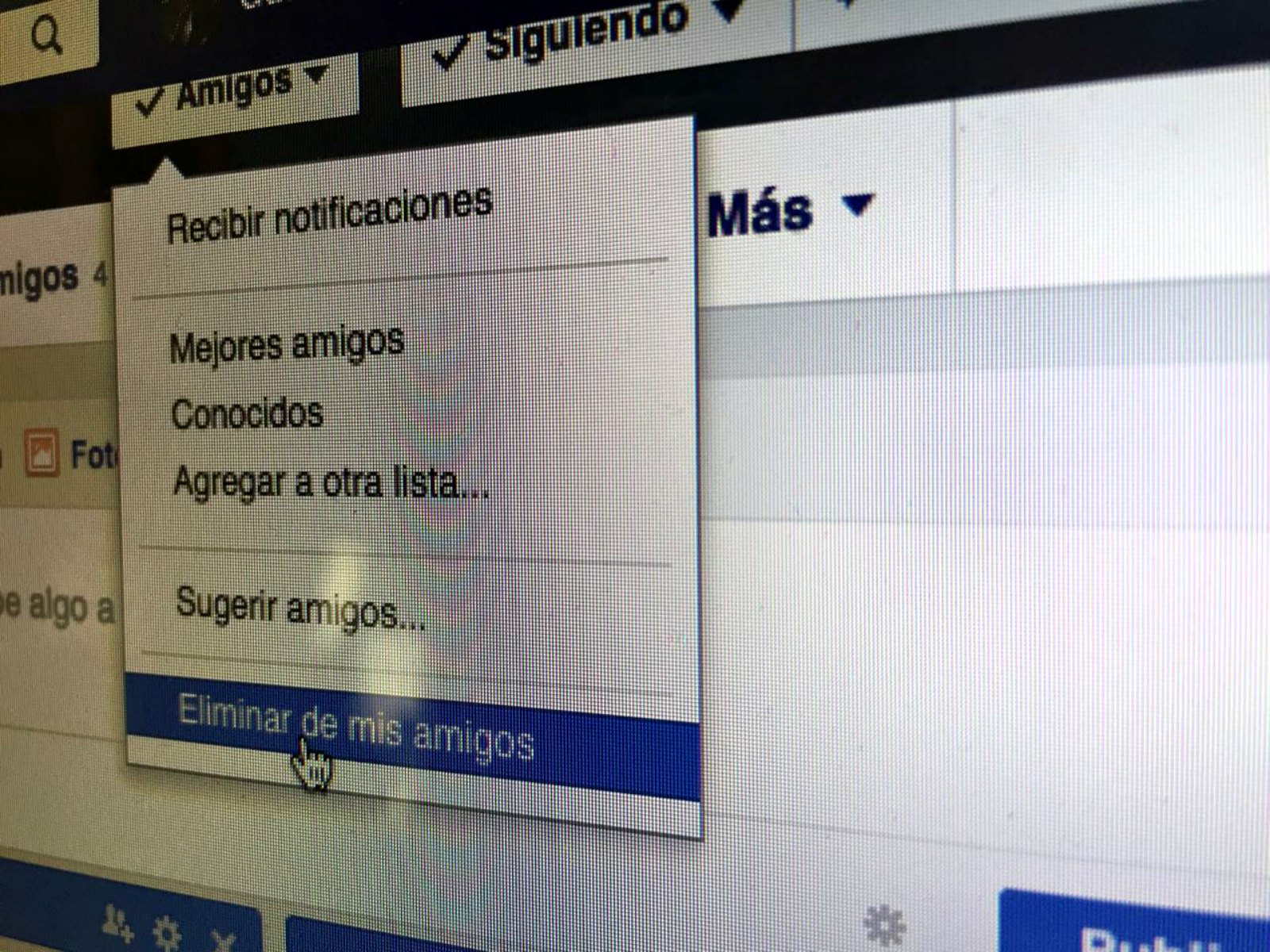 Lo que eliminar a un amigo en Facebook revela de ti