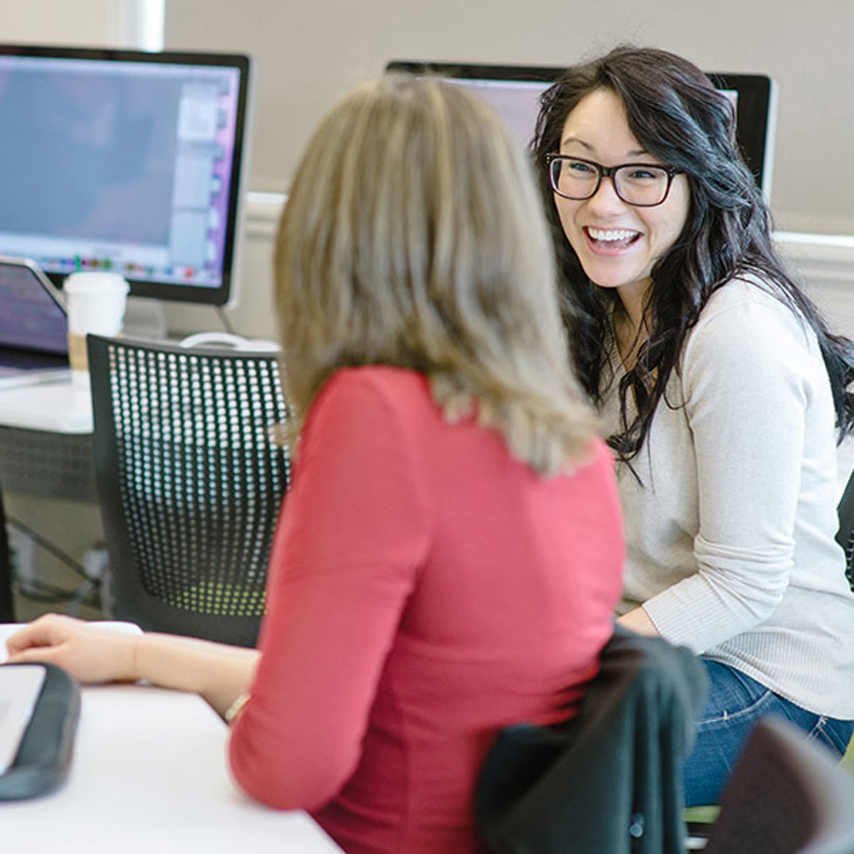 ¿Por qué es bueno tener amigos en el trabajo?