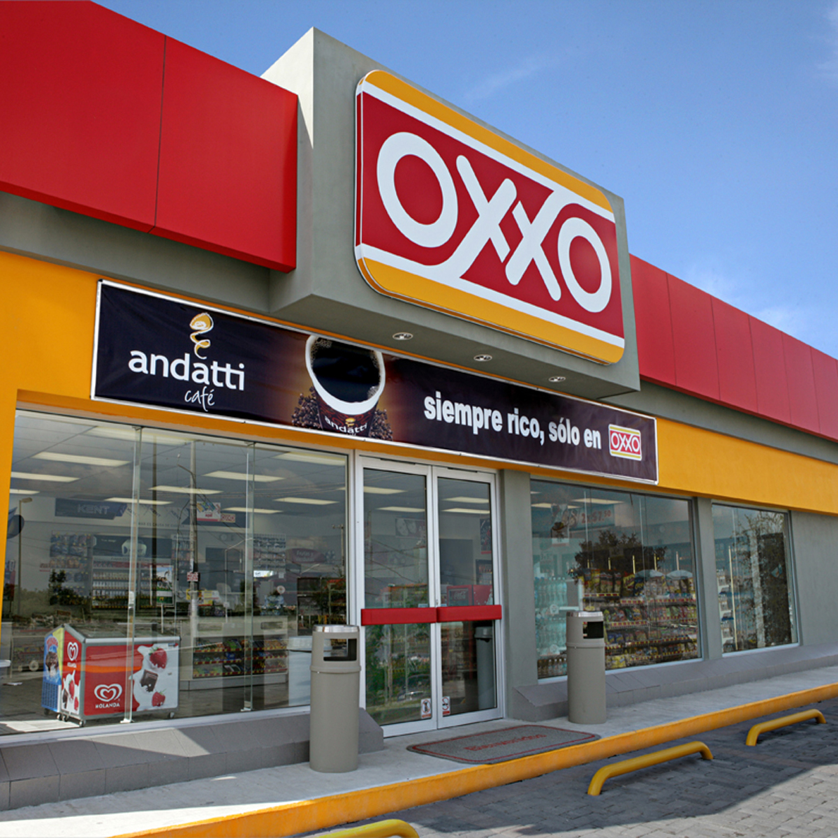 Dueña de Oxxo va con todo por el negocio de farmacias y gasolina