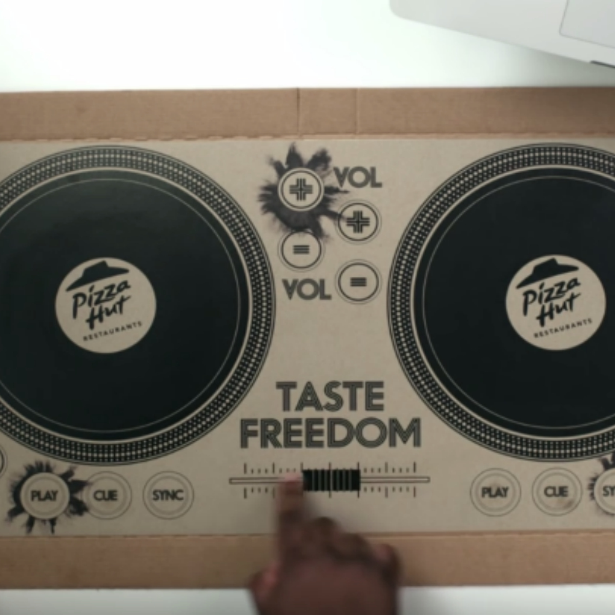Pizza Hut puso una tornamesa de DJ en una caja de cartón