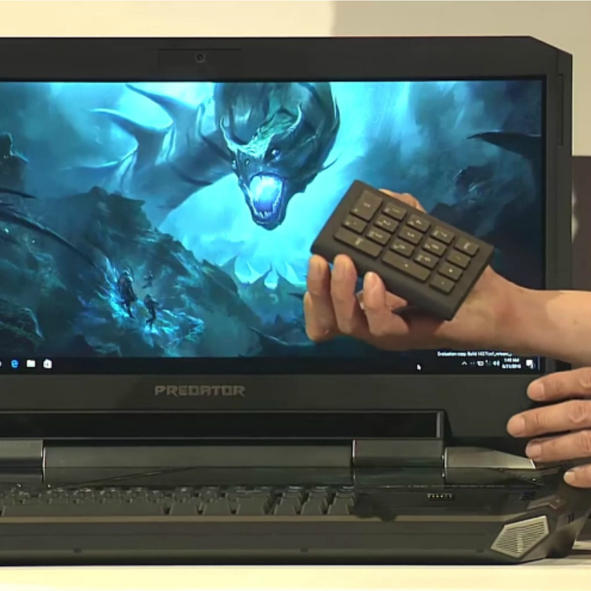 Porque nadie lo pidió: presentan laptop con pantalla curva