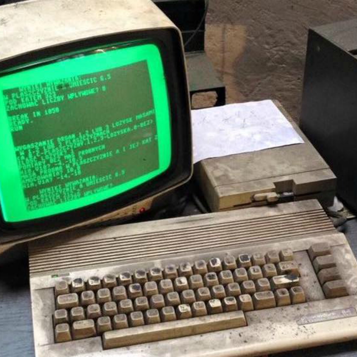 Hallan en taller mecánico una computadora que lleva 25 años funcionando