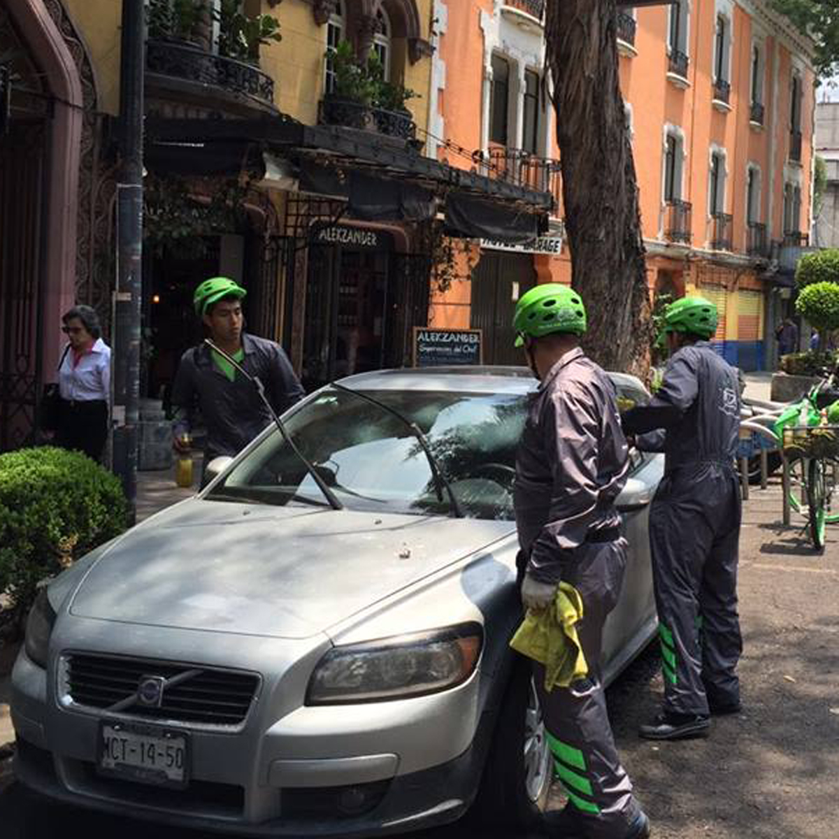 Gwipe, la startup que limpia tu auto sin agua