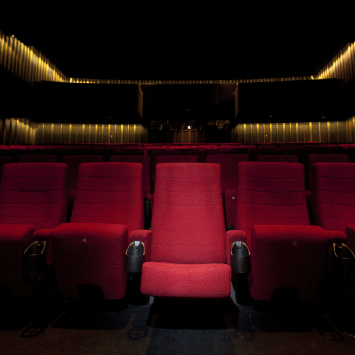 Experto revela cuál es el mejor asiento que hay que tomar en el cine