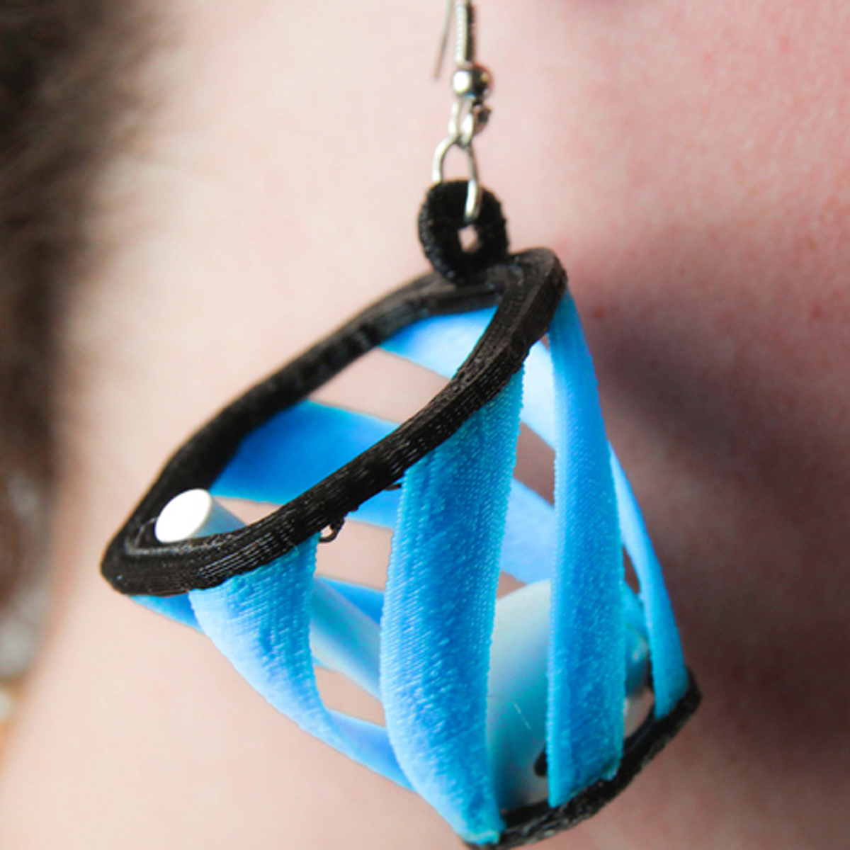 Estos aretes te salvan de perder tus AirPods