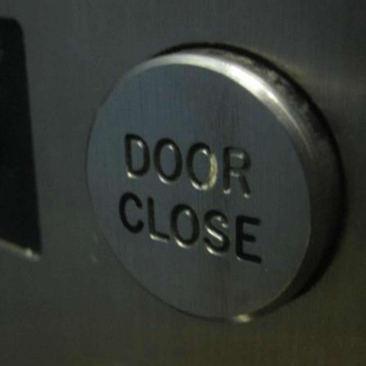 La mentira del 'botón de cerrar' el elevador que nos creímos por 26 años