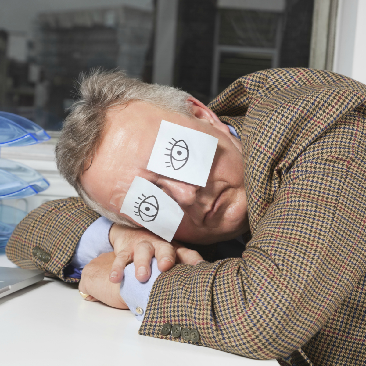 Cómo dormir una siesta a mitad del día puede salvar tu trabajo