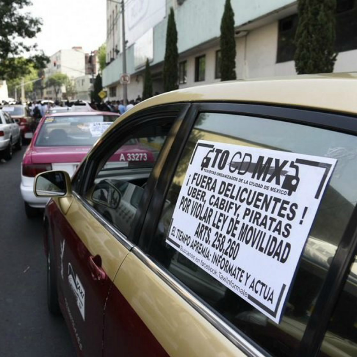 Taxistas se modernizan con tabletas para competir con Uber