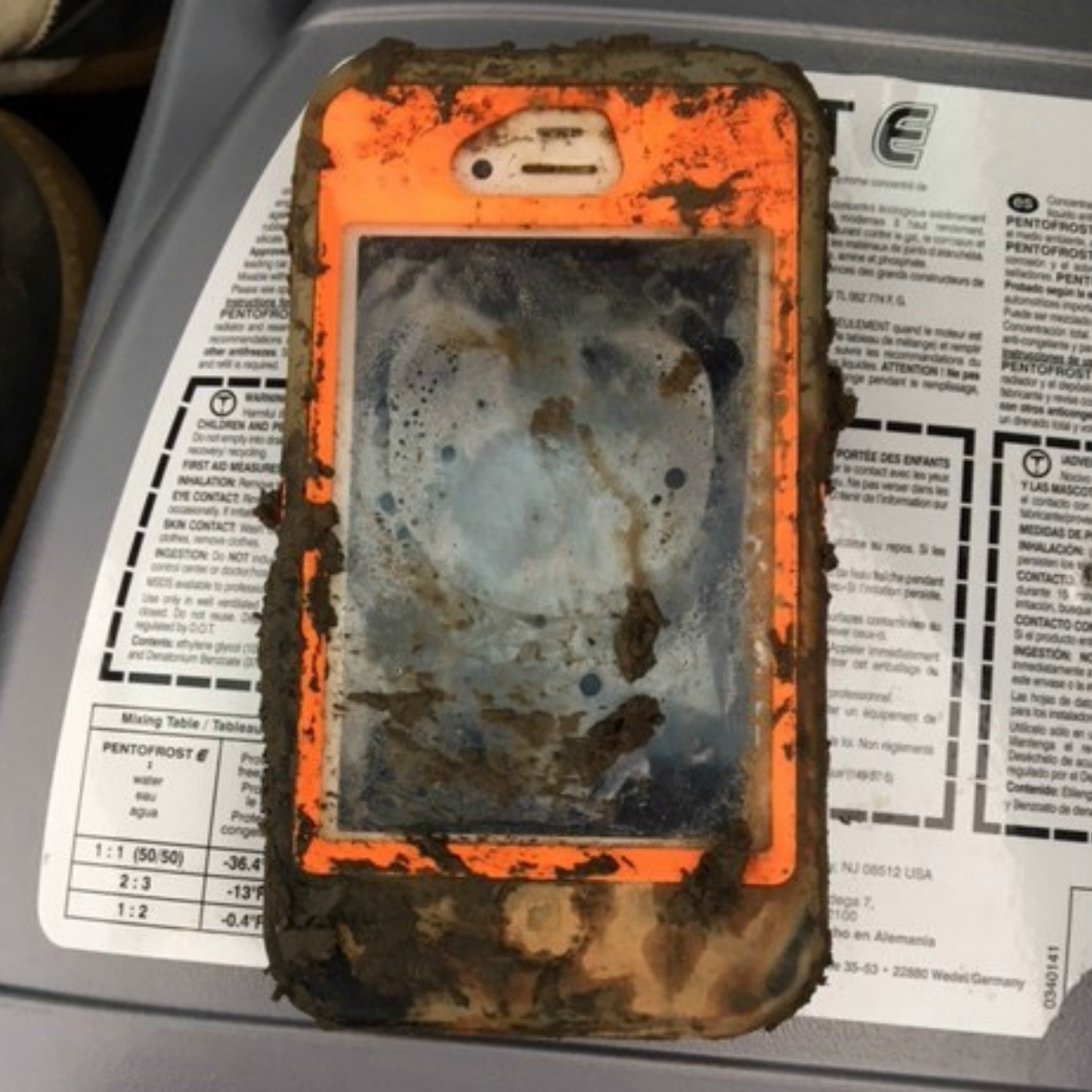 Hallan iPhone 4 que sigue funcionando en el fondo de un lago