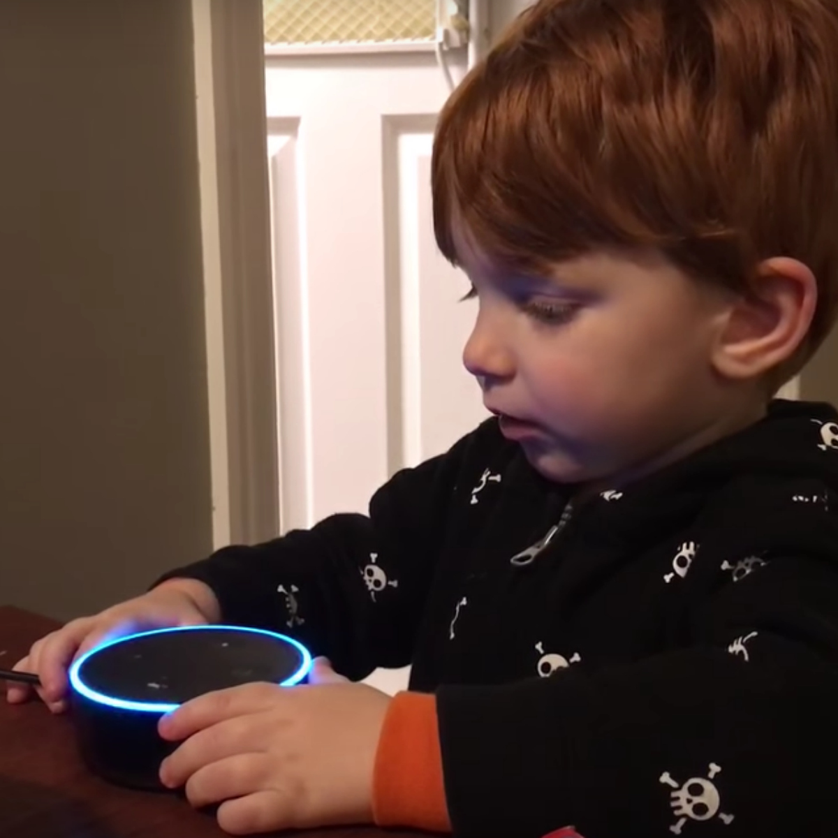 El Siri de Amazon falla al confundir canción infantil con porno hardcore