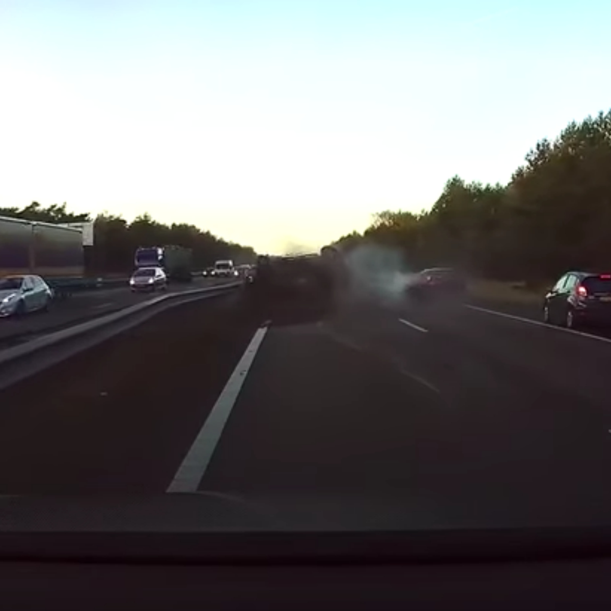 Mira cómo el piloto automático de Tesla previno un accidente fatal