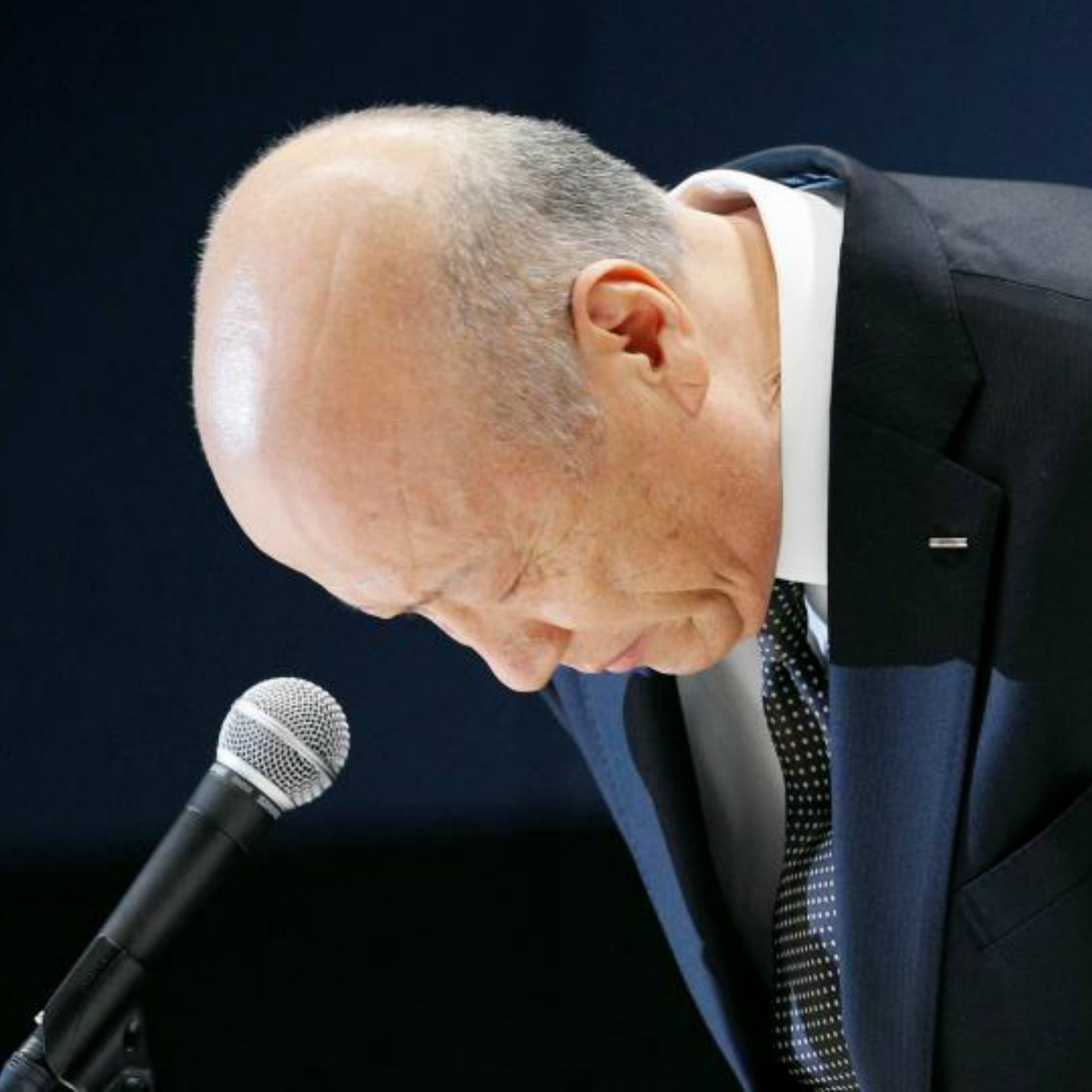 Renuncia presidente de empresa donde se suicidó una joven por trabajar de más