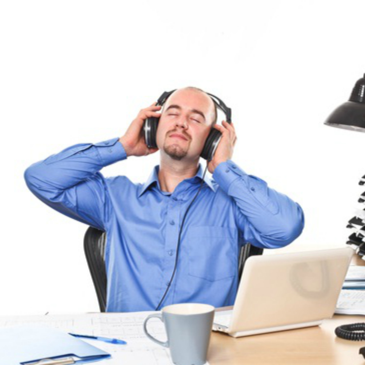 Científicos dicen que oír música en el trabajo reduce tu productividad