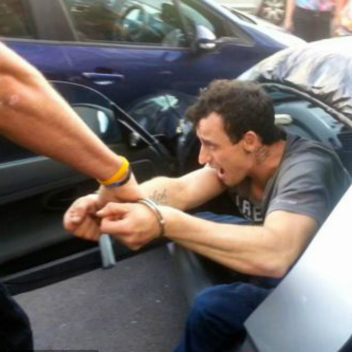 Auto BMW evita su propio robo atrapando a ladrón en su interior