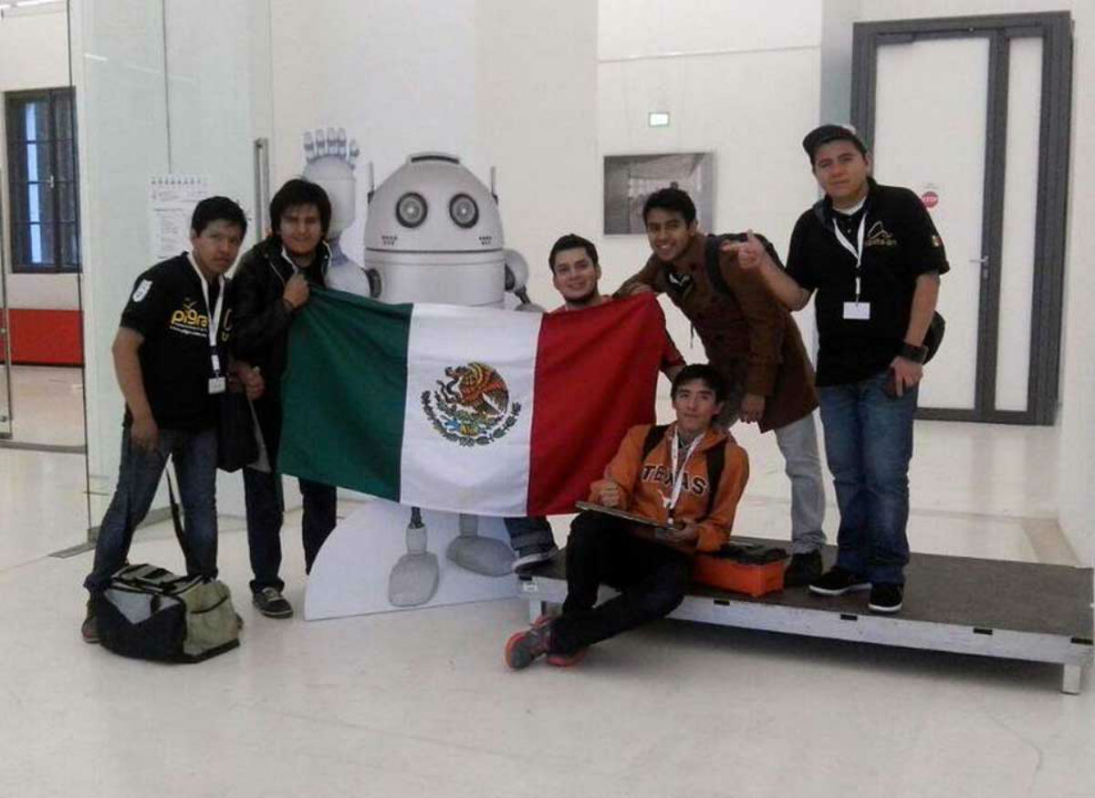 Politécnicos logran segundo lugar en concurso RobotChallenge