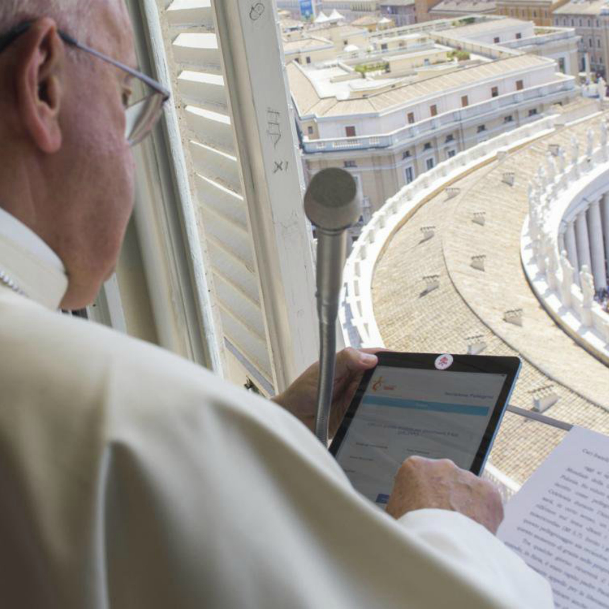 Ni el Papa confía en la tecnología, también tapa la cámara de su iPad