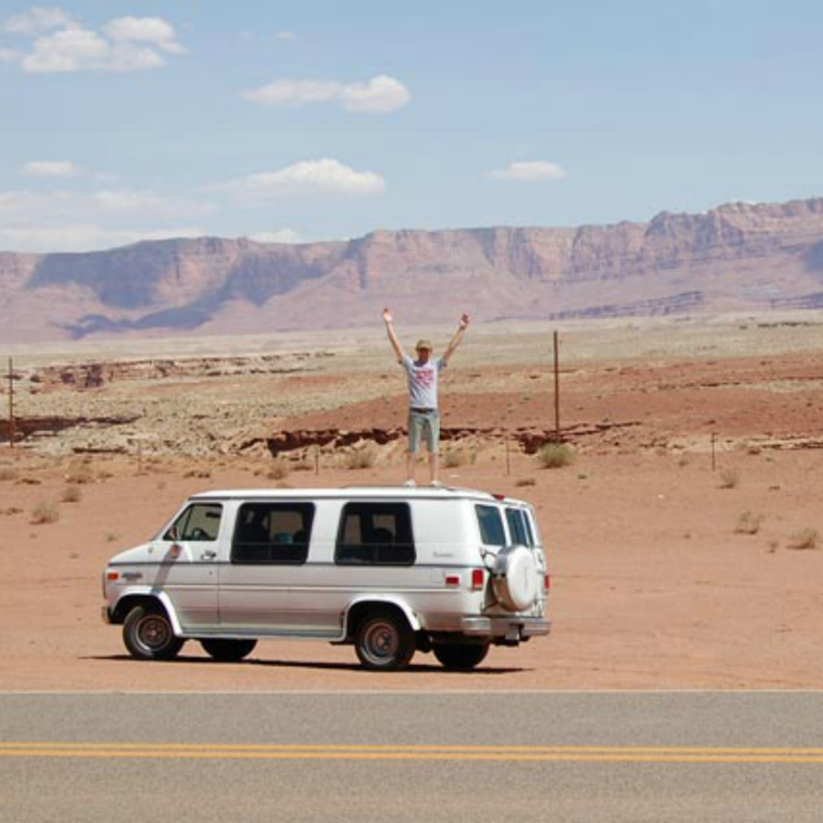 Auto Tesla deja varado a su dueño a la mitad del desierto