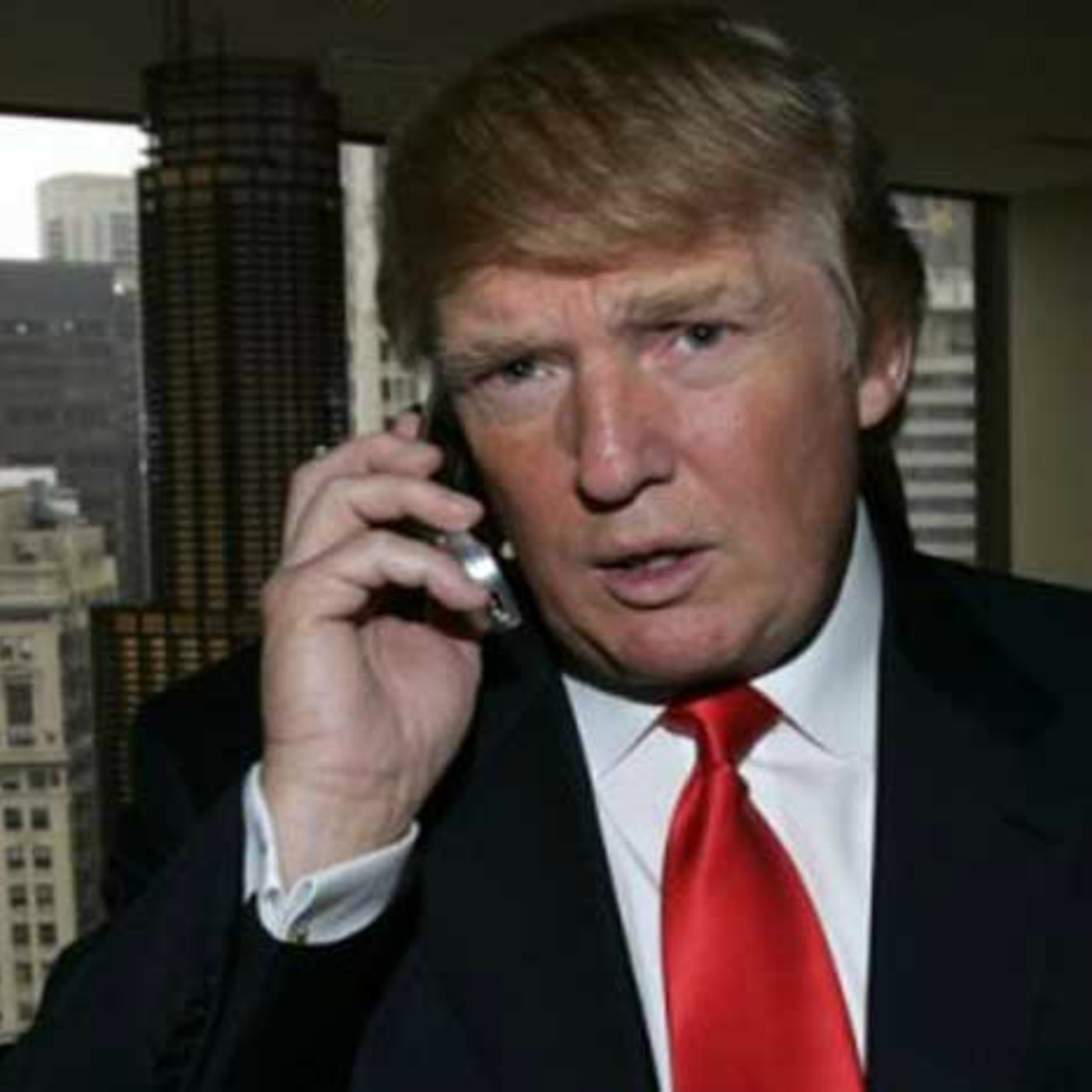 Aparentemente, a Trump 'le vale' su seguridad: sigue usando su teléfono personal