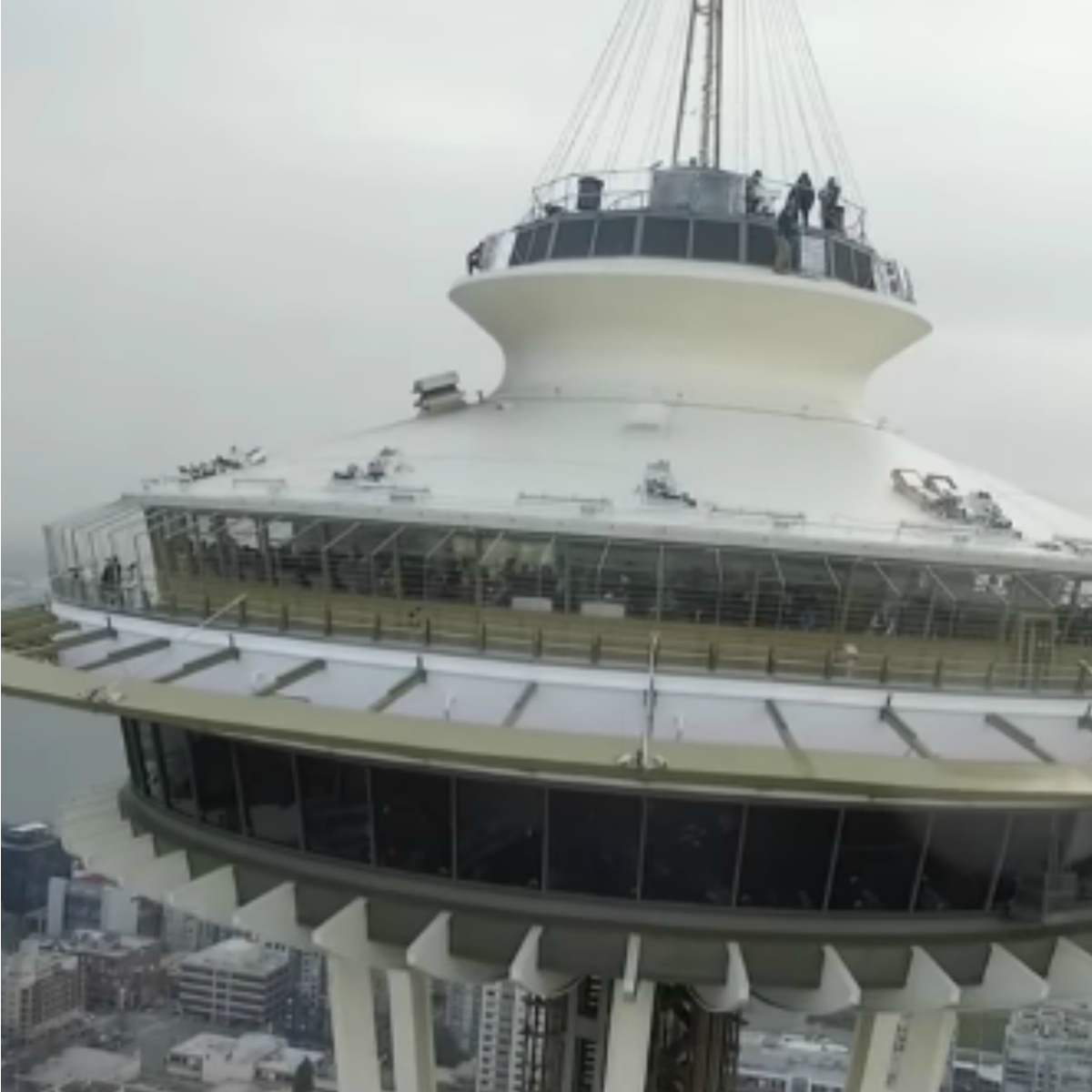 Lo multan con 108 mil pesos por estrellar un dron contra icónico edificio