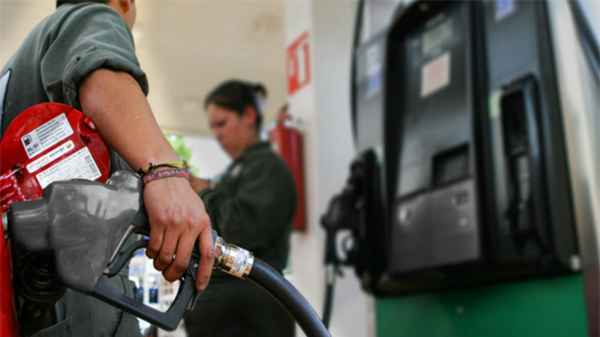 Tres apps que te ayudarán a que no te vean la cara al cargar gasolina