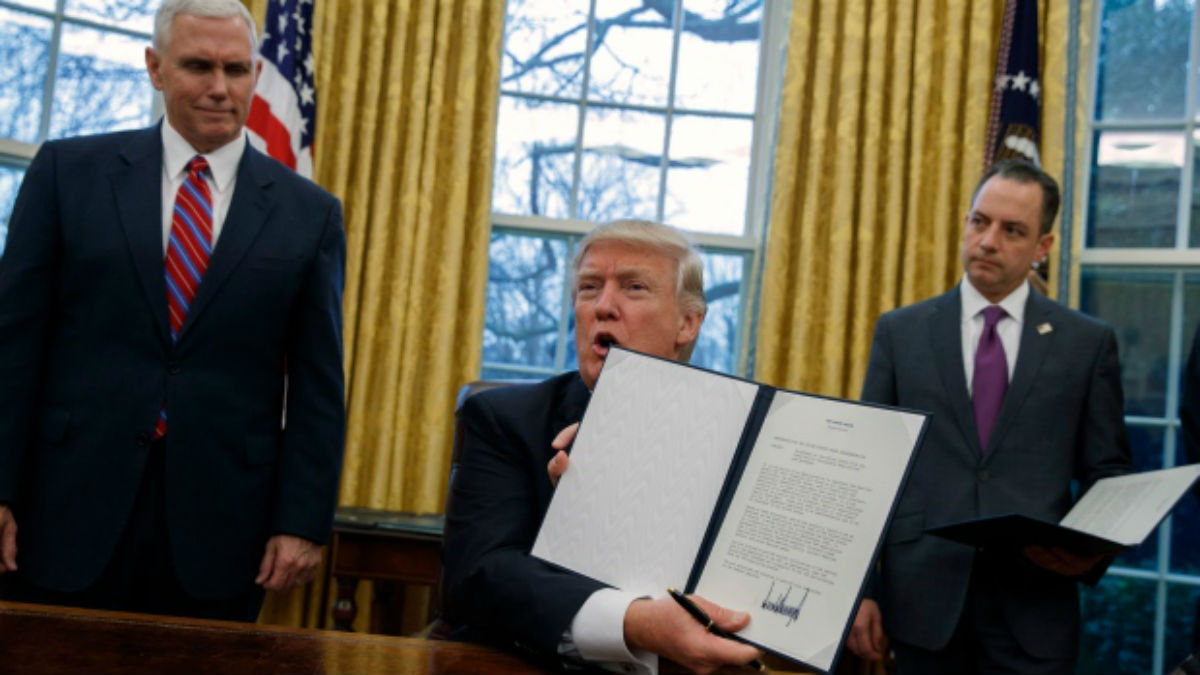 Trump firma salida de Estados Unidos del TPP