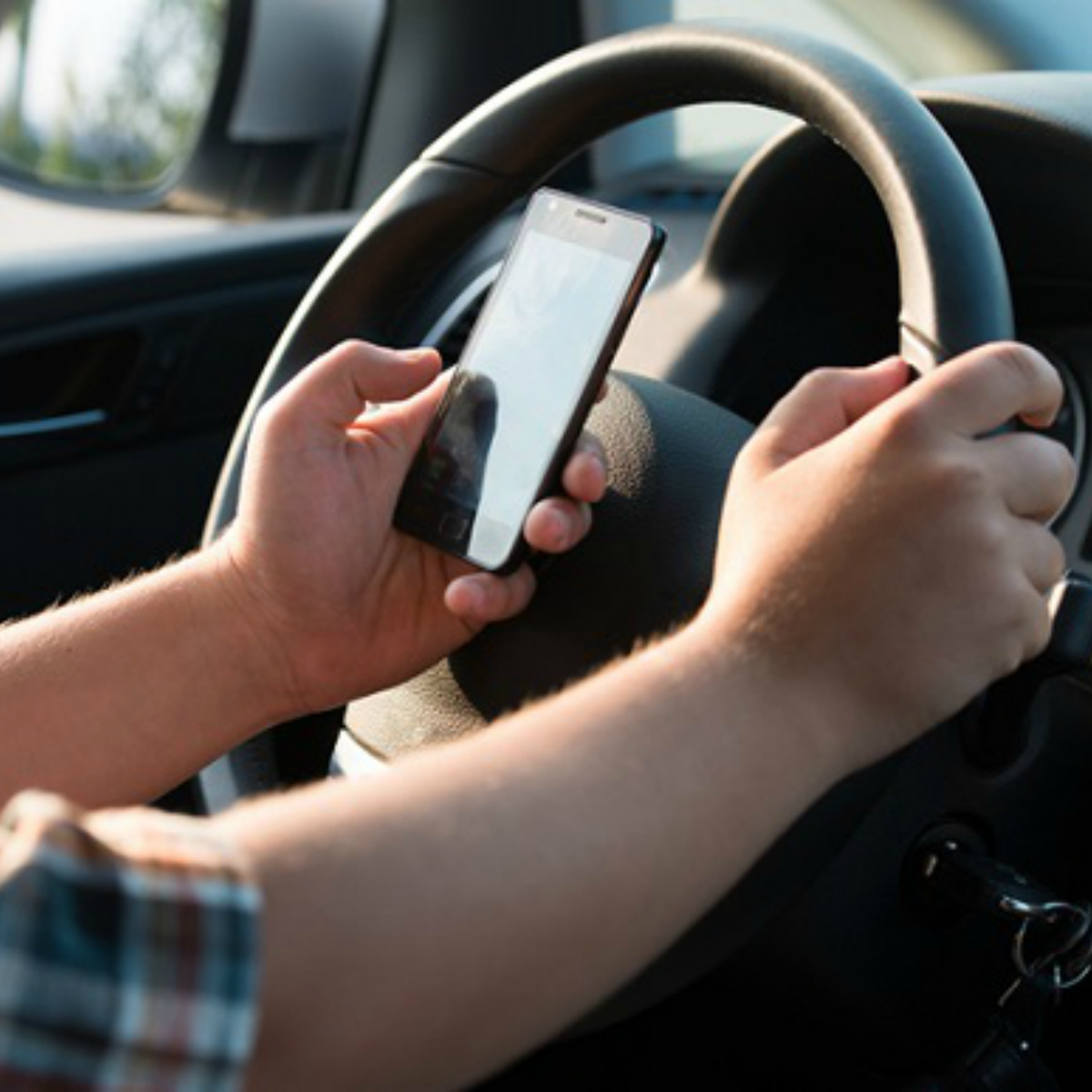 Decretan sanción de tres años de prisión si texteas mientras conduces