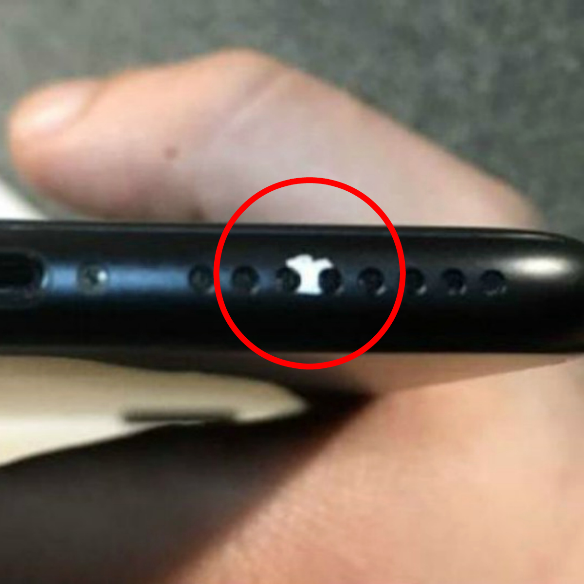La gente se está quejando de que a su iPhone 7 negro ¡se le cae la pintura!