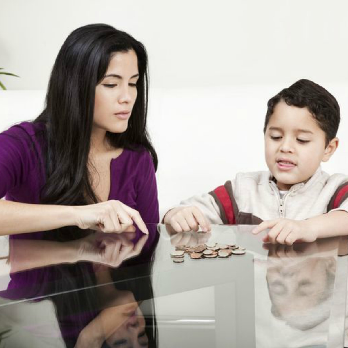 ¿Cuándo y cómo hablarle a tus hijos de dinero?