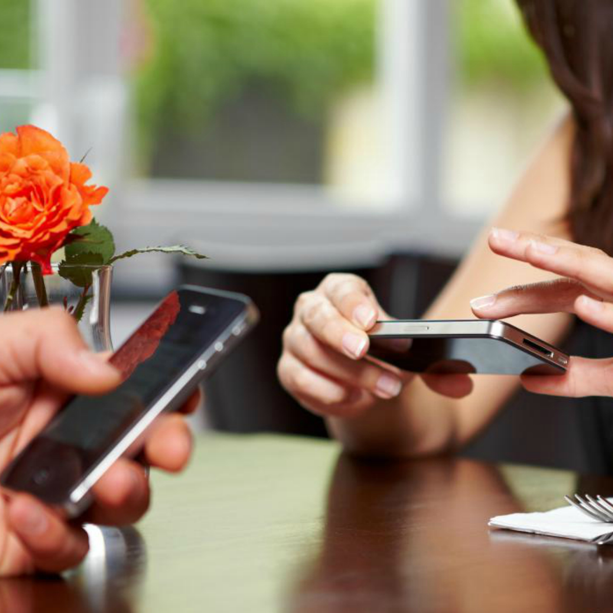 92% de las mujeres podrían rechazarte si tienes un teléfono viejo y feo