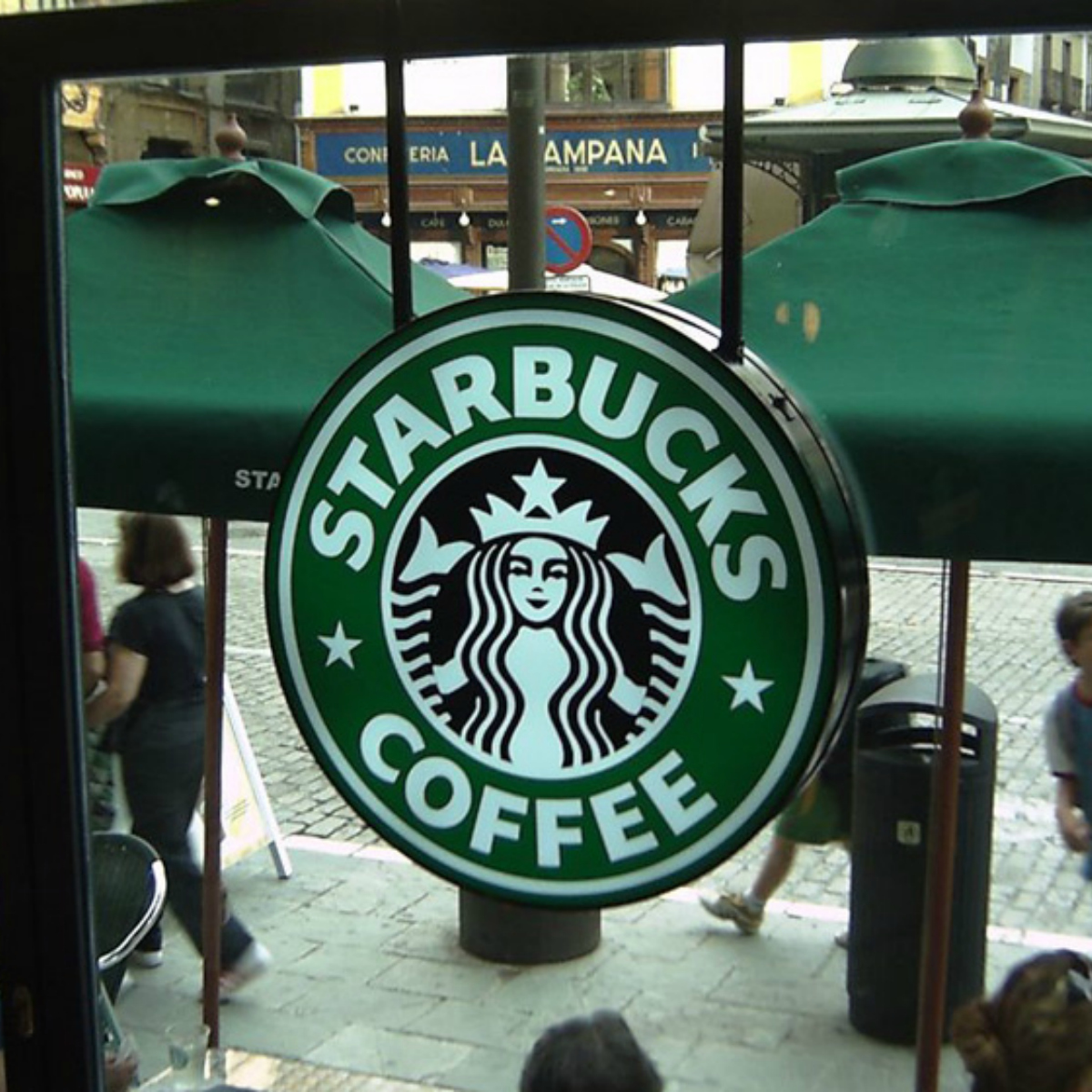 Starbucks 'le declara la guerra' al Departamento de Defensa de EU
