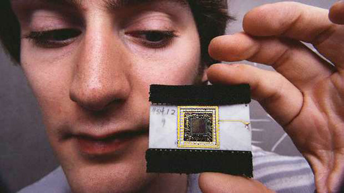 Esta empresa implanta chips a sus empleados para que puedan trabajar