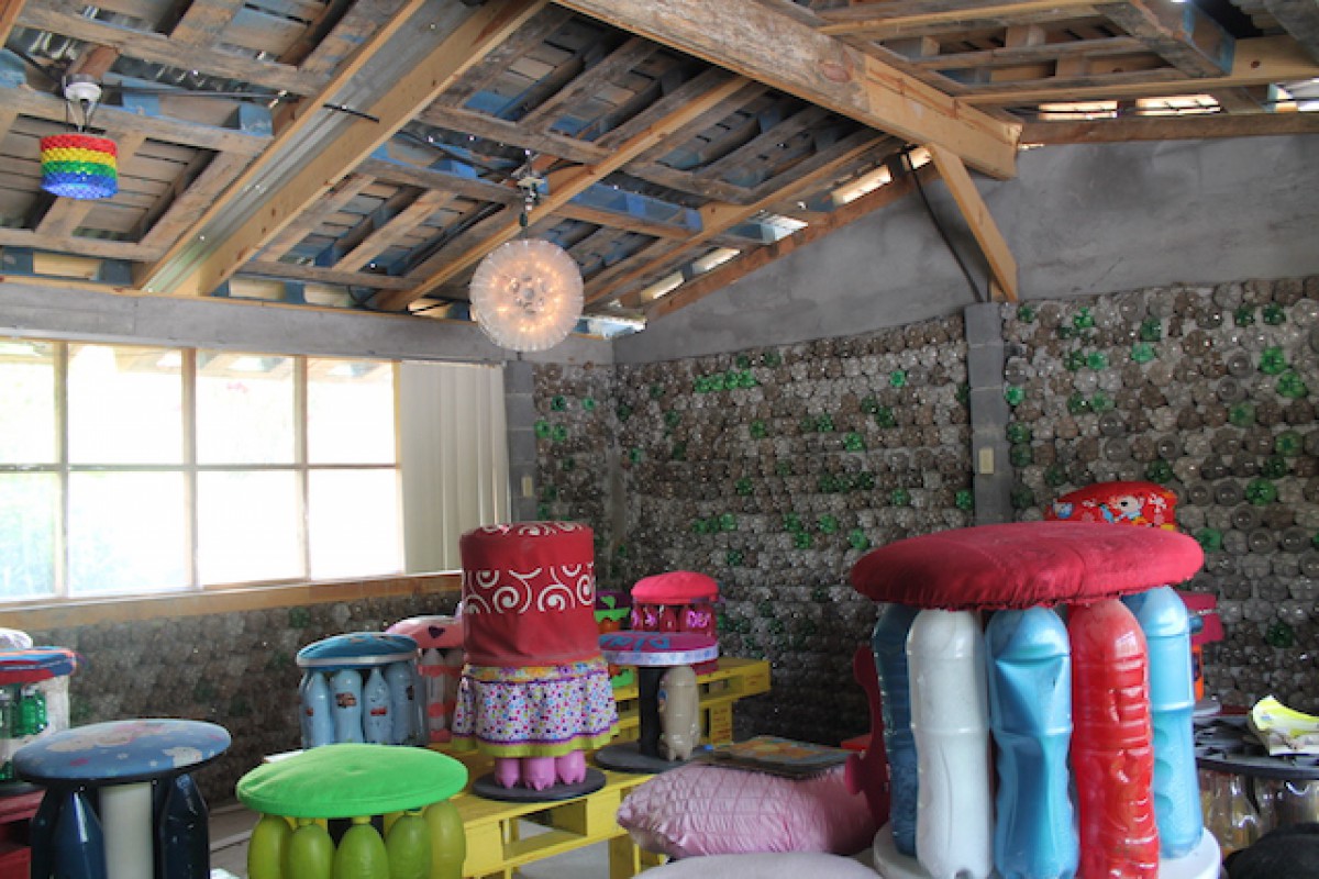 Esta mexicana construyó 'un aula de plástico' para sus alumnos