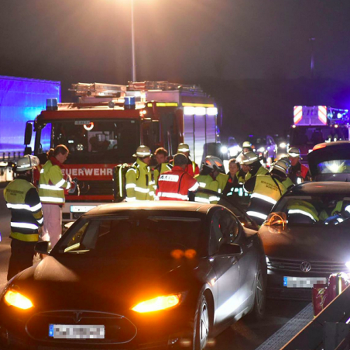 El dueño de un Tesla sacrificó su auto para salvar a un conductor inconsciente