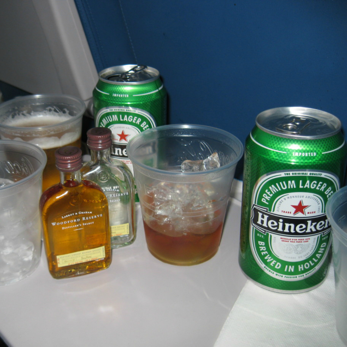 ¿Por qué la cerveza sabe tan mal cuando la tomamos a bordo de un avión?