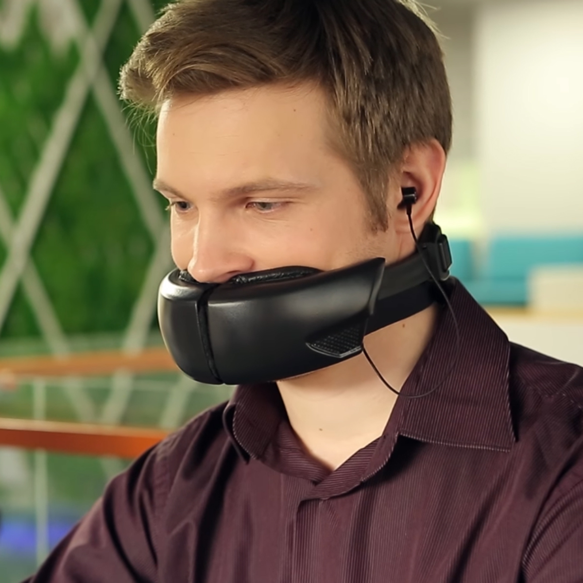 Esta máscara mantiene tus conversaciones privadas (y asusta a todos los que te rodean)