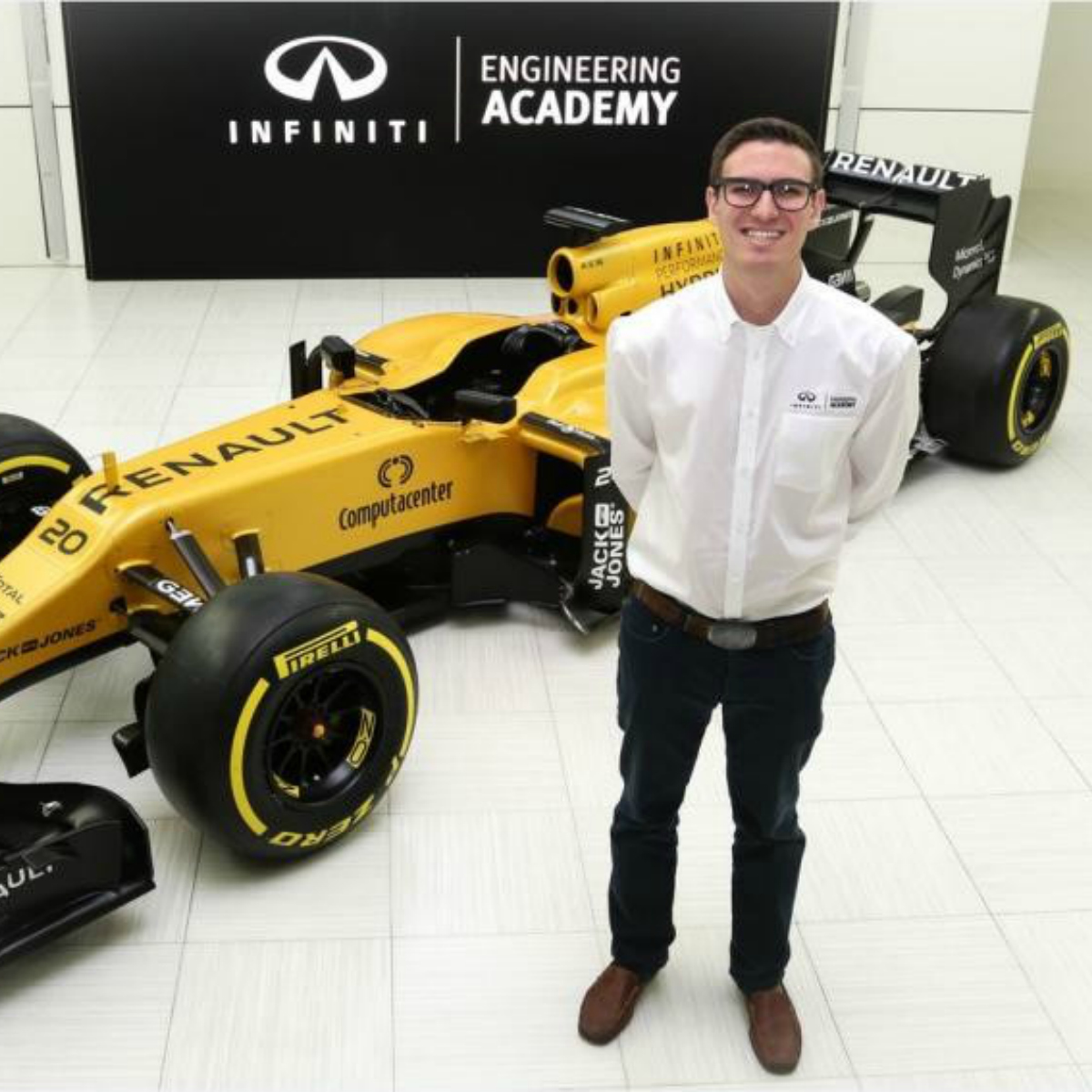 Este mexicano diseña algunos de los autos de carrera más rápidos del planeta