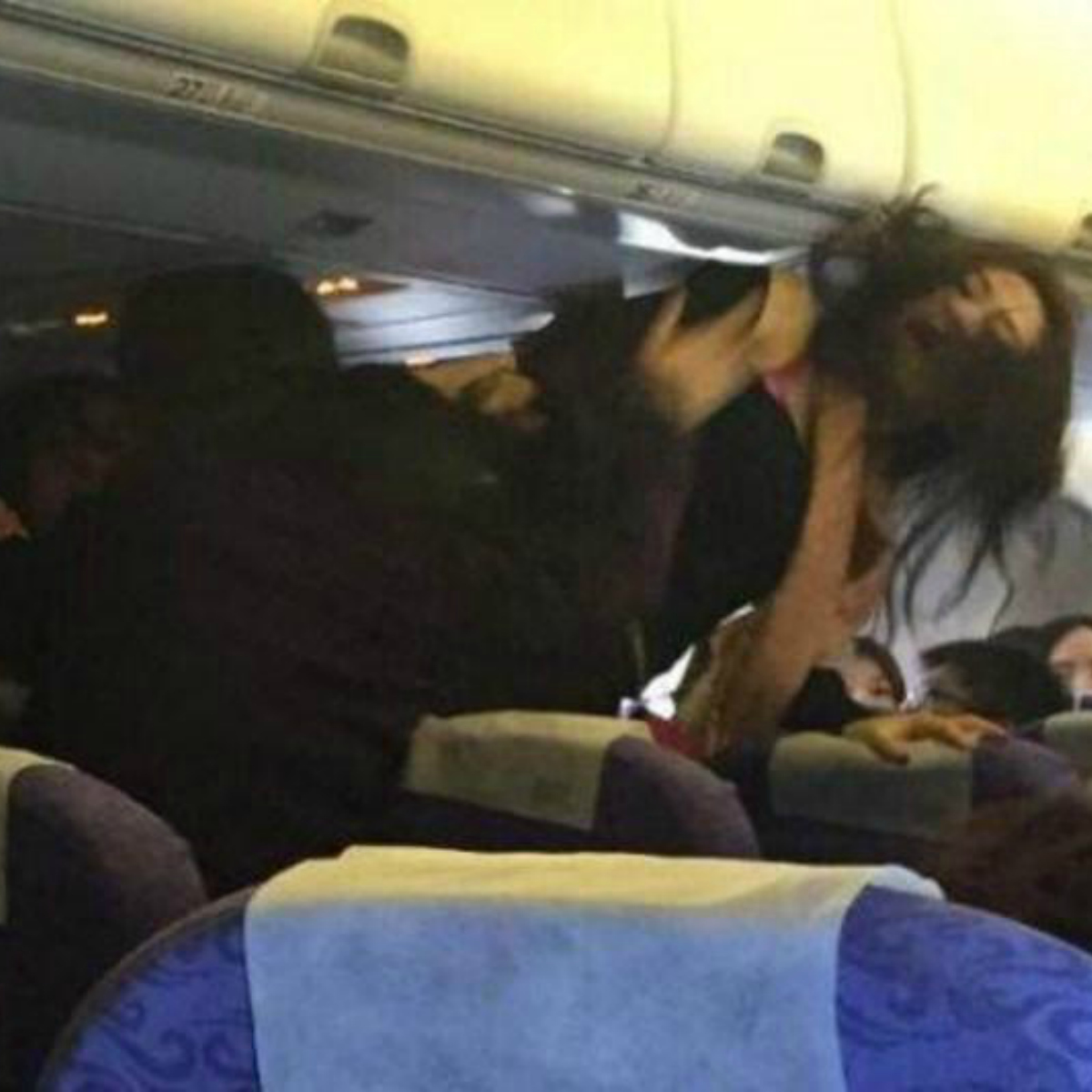 10 acciones por las que las azafatas podrían sacarte de un avión