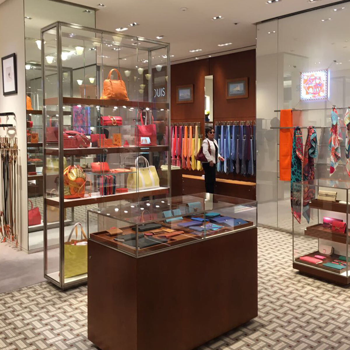 Captan a Rosario Robles de compras en horario de trabajo