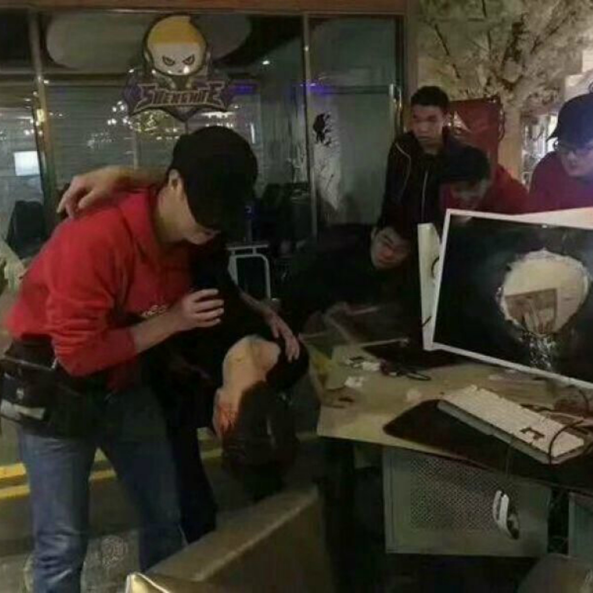 Gamer aprende a la mala que no se debe estrellar la cabeza contra un monitor plano