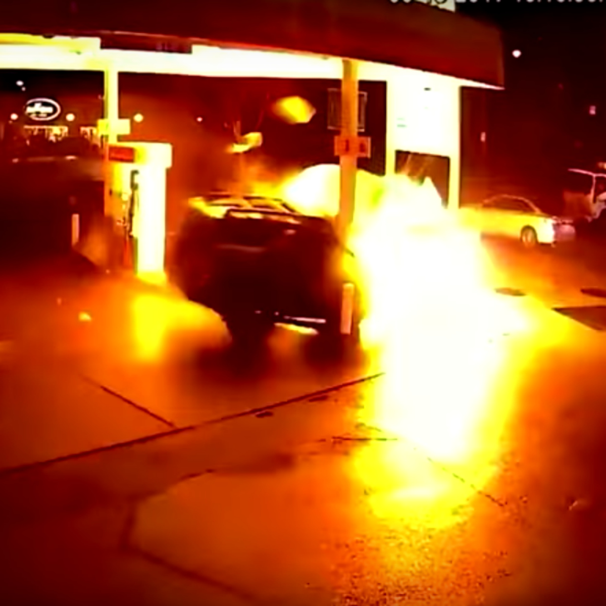 Uber provoca impresionante explosión tras estrellarse contra gasolinera