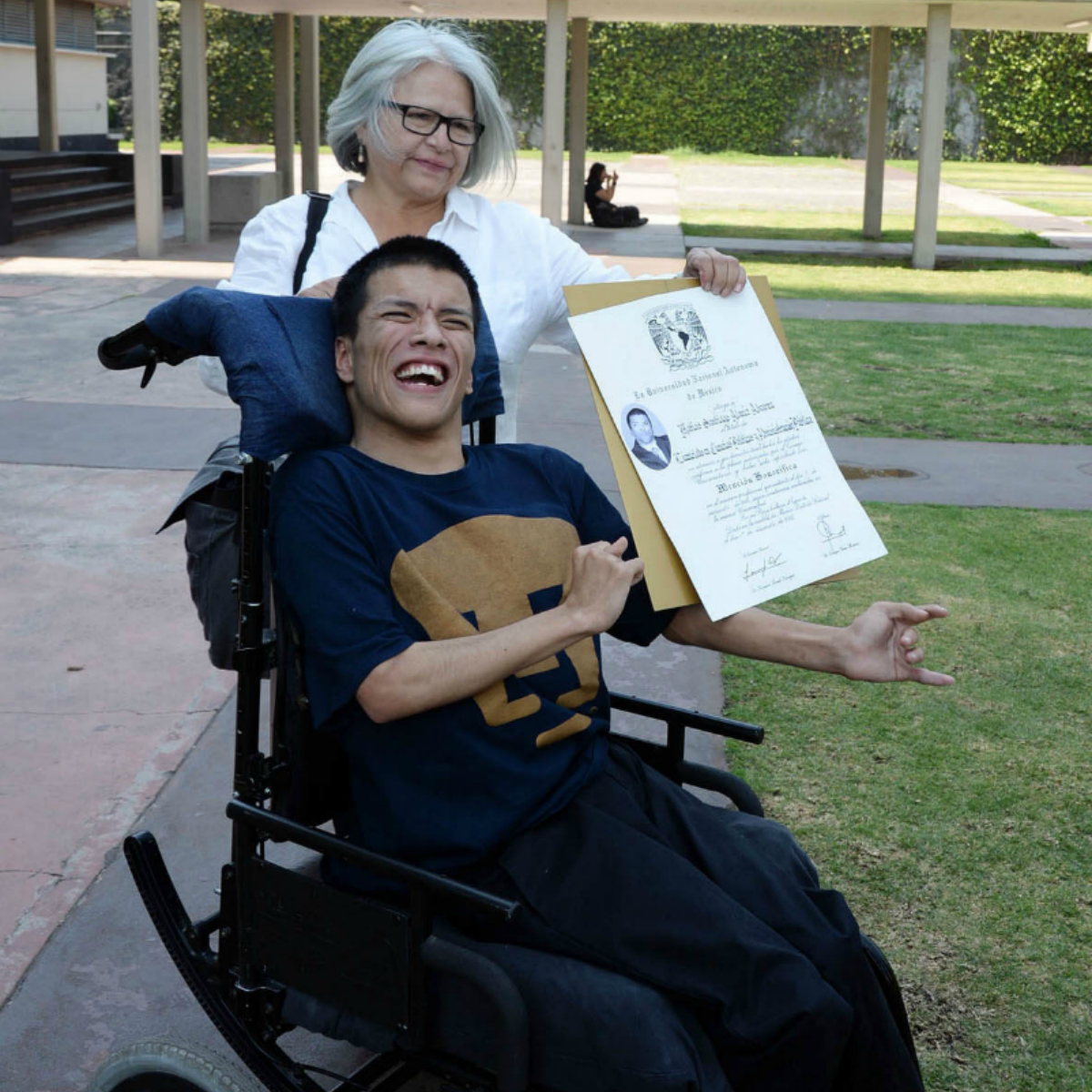 Este mexicano con parálisis cerebral ya es licenciado en Ciencias Políticas