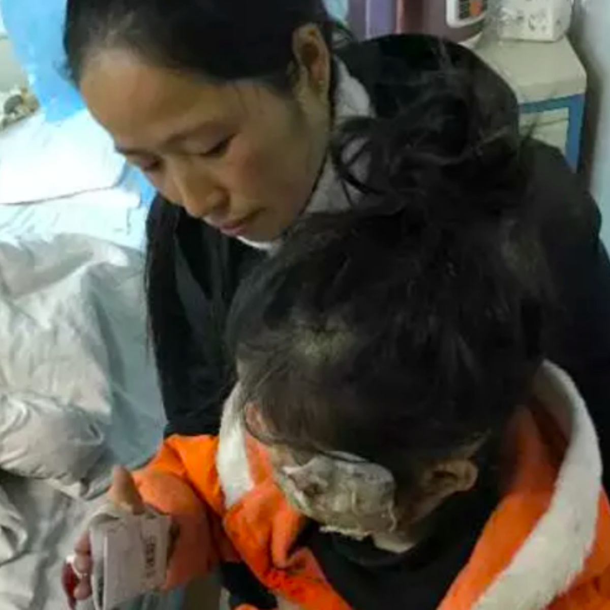 ¡Deja de dormir junto a tu teléfono! Porque otro acaba de explotar a su dueño en la cara