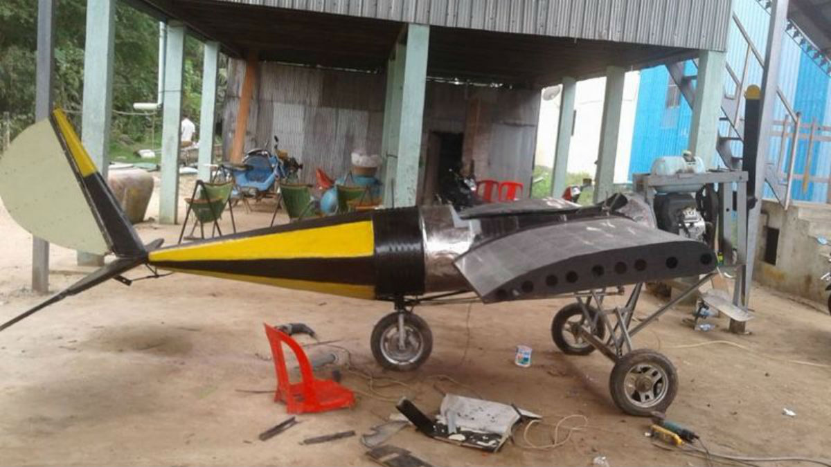 Este hombre construyó su propia avioneta con materiales reciclados