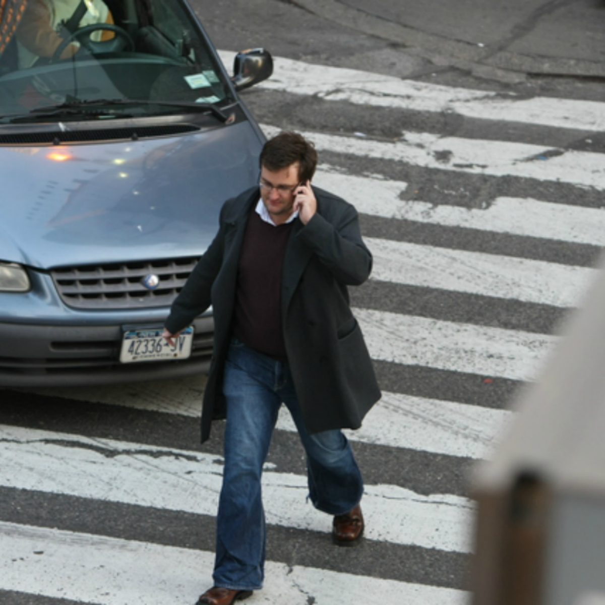 Asocian uso de celulares con aumento en la mortalidad de peatones