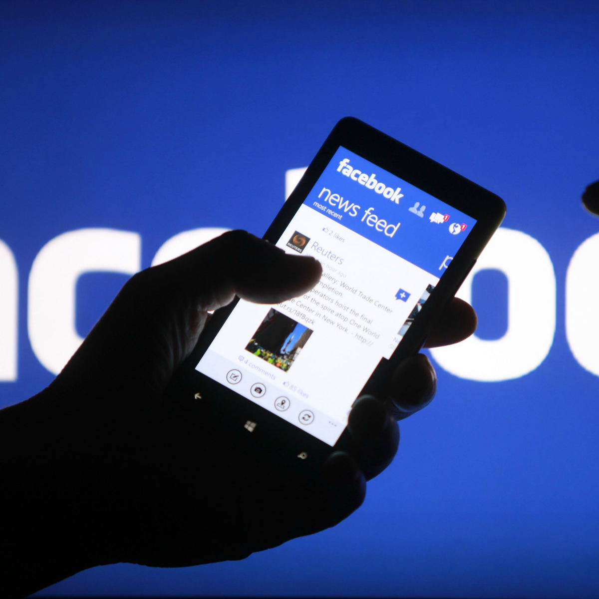 ¿Ya sabes para qué creó Facebook un extraño botón en forma de cohete?