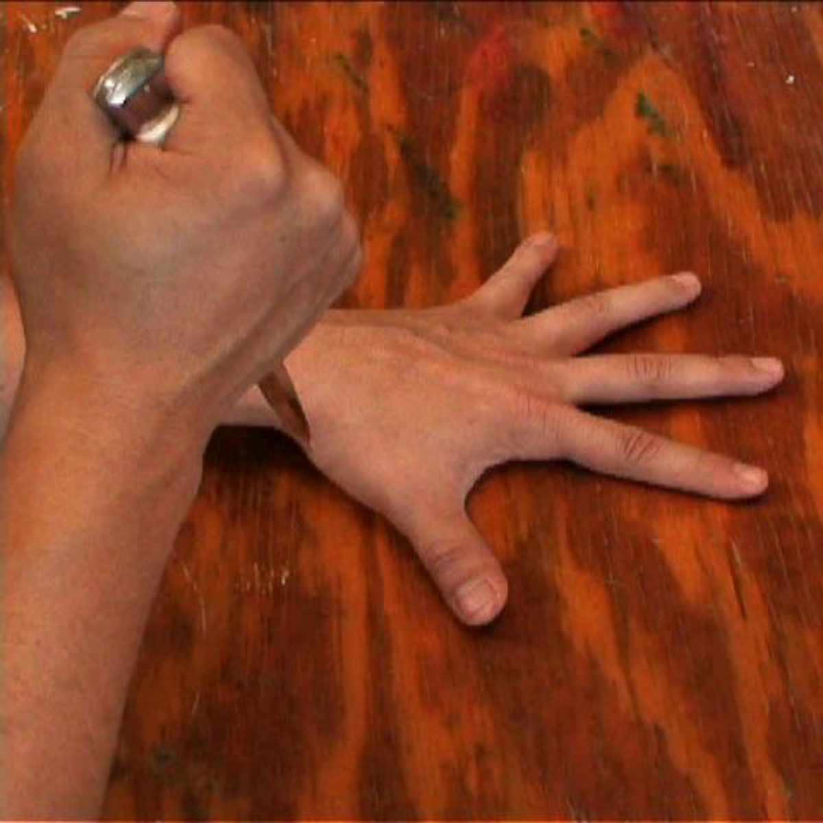 Este video de un robot jugando con cuchillos te tendrá mordiéndote las uñas